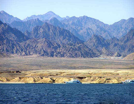 Boats sailing to Ras Mohamed
